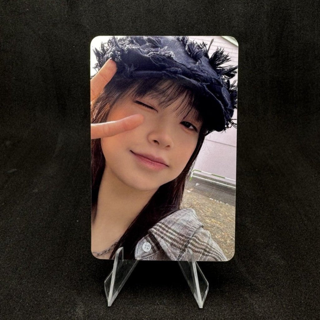 CHUU 3rd Mini Album Only cry in the rain APPLE MUSIC Photocards – Photocards (A / / ) | HobiEgo