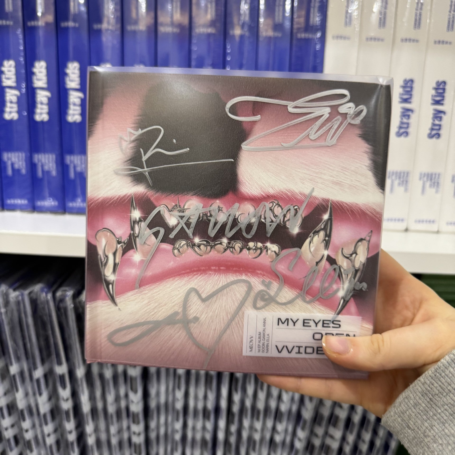MEOVV 1st EP Album MY EYES OPEN VVIDE (Signed Edition) – album (Grill (PINK) / / ) | HobiEgo