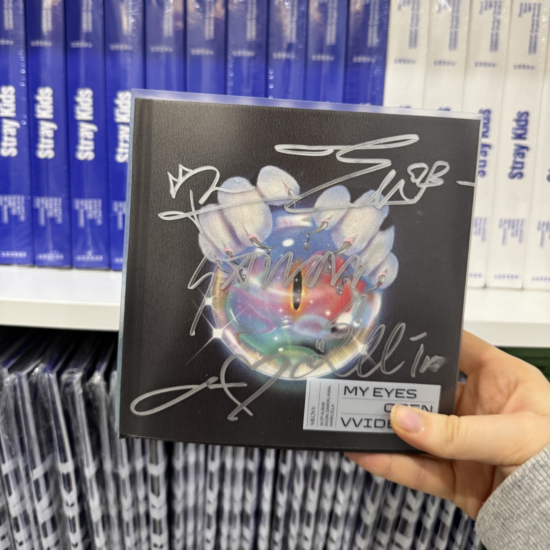 MEOVV 1st EP Album MY EYES OPEN VVIDE (Signed Edition) – album (ORB (BLUE) / / ) | HobiEgo