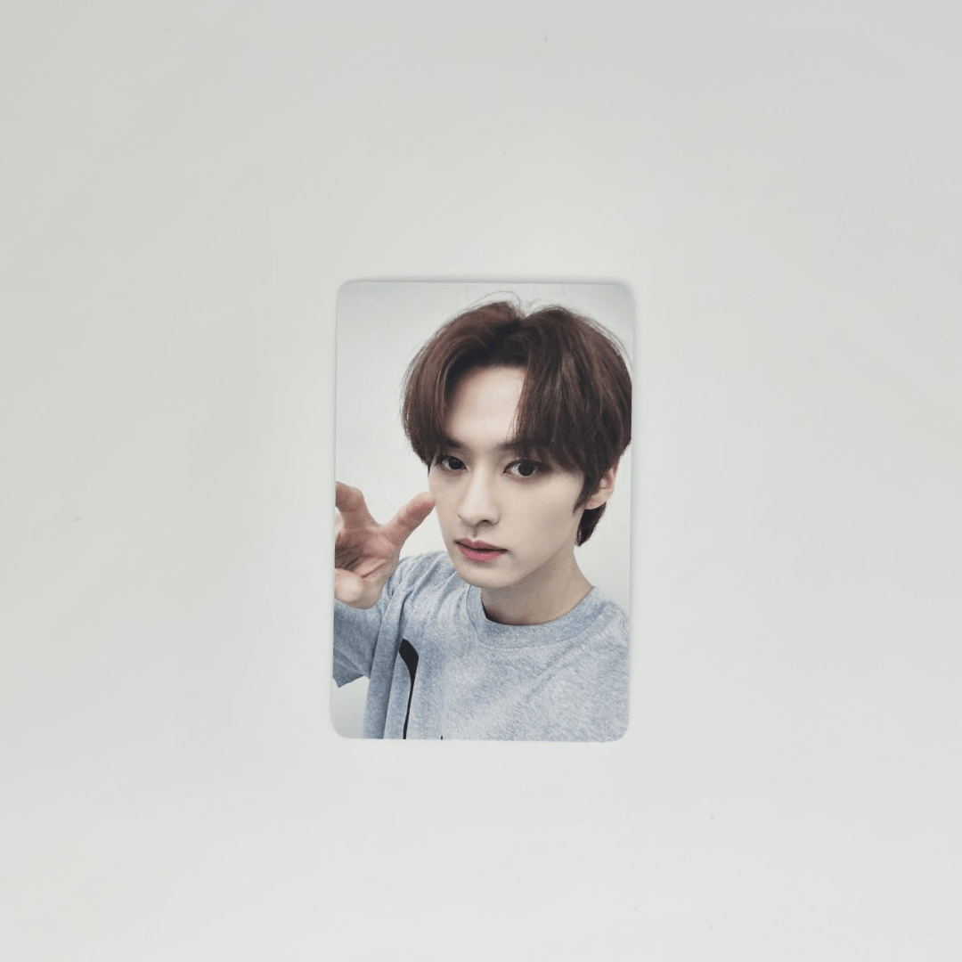 STRAY KIDS 8th Mini Album 樂 - STAR WITHMUU Photocards – Photocards (Lee Know / / ) | HobiEgo