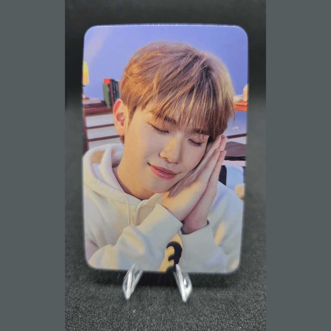 ZEROBASEONE 2024 Season's Greetings Good Night APPLE MUSIC Photocards – Photocards (Kim Tae Rae / / ) | HobiEgo