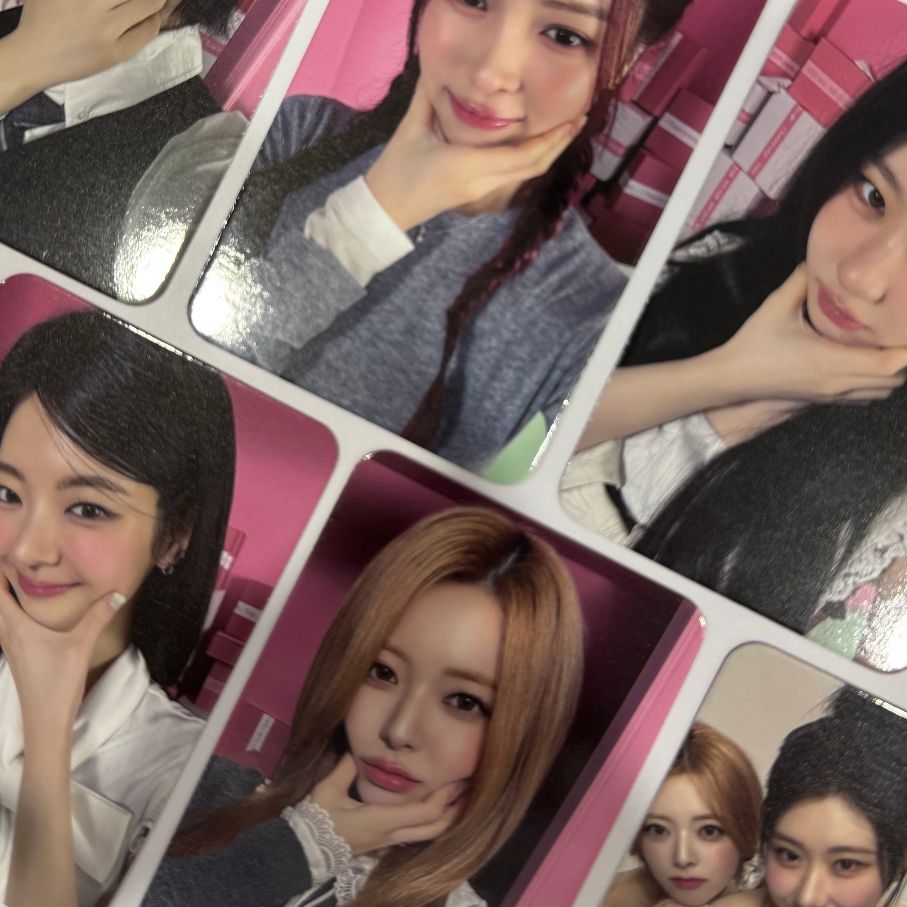 ITZY 2026 Season's Greetings Best Friends Forever Aladin Photocards – photocard  (Yeji / / ) | HobiEgo K - pop Shop
