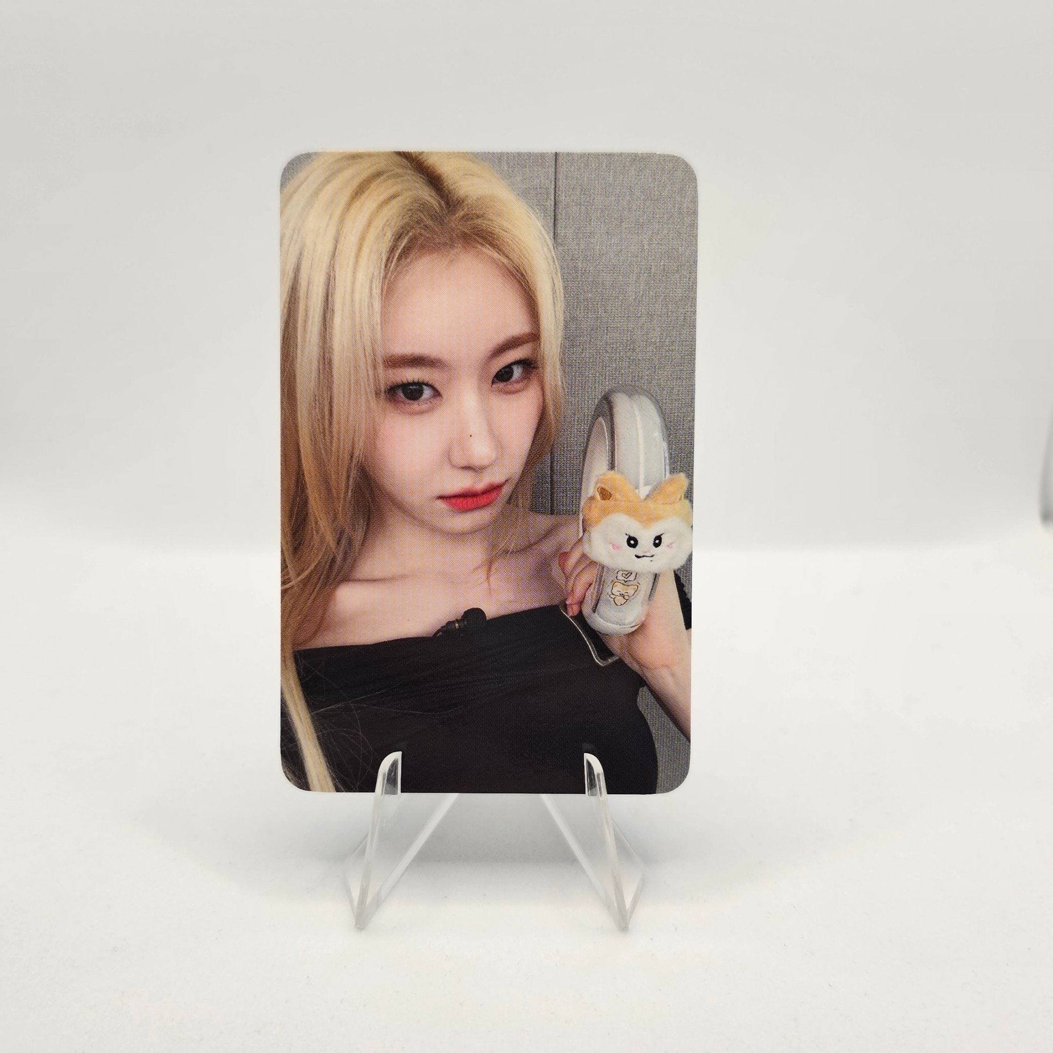 ITZY Official Lightstick WITHMUU Photocards – photocard (Chaeryeong / / ) | HobiEgo