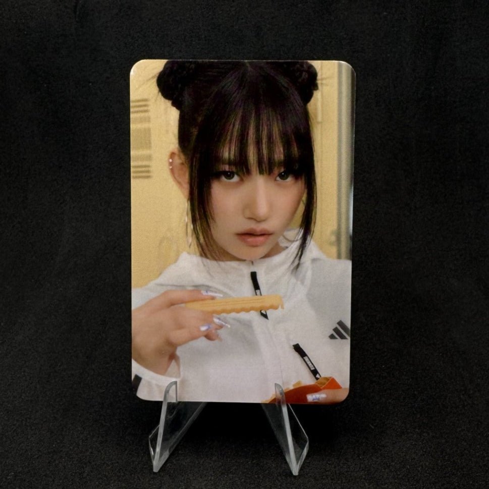 MEOVV 1st EP Album MY EYES OPEN VVIDE YG Select Photocard – Photocards (Sooin 2 / / ) | HobiEgo